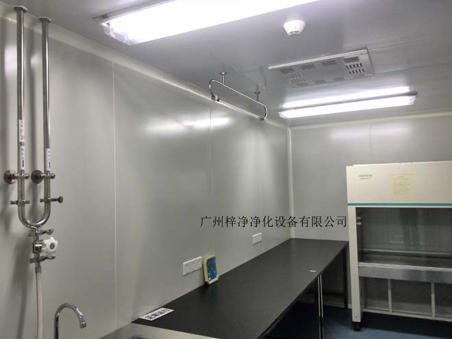 建造和使用潔凈室能有效減少室內(nèi)誘入、產(chǎn)生及滯留粒子。