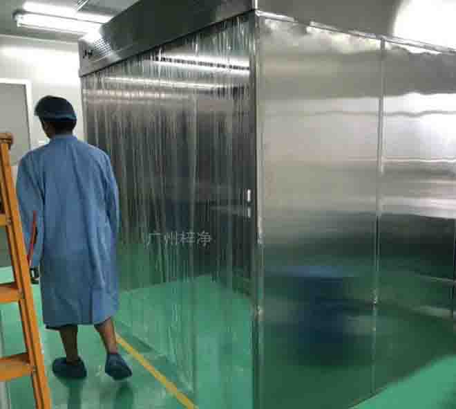 負(fù)壓稱量罩(室)是一種用于制藥,微生物研究和科學(xué)實(shí)驗(yàn)等場(chǎng)所專用的局部?jī)艋O(shè)備,它提供一種垂直單向氣流。