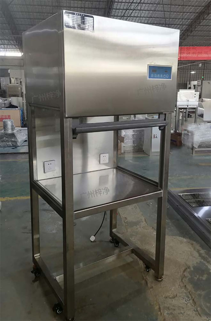 升降門超凈工作臺是采用單向空氣流，室內空氣經(jīng)預初效過濾器進入靜壓箱，再經(jīng)過高效空氣過濾器，最后在操作區(qū)內形成高度潔凈的單向空氣流，是提供操作區(qū)高潔凈度工作環(huán)境的理想設備。