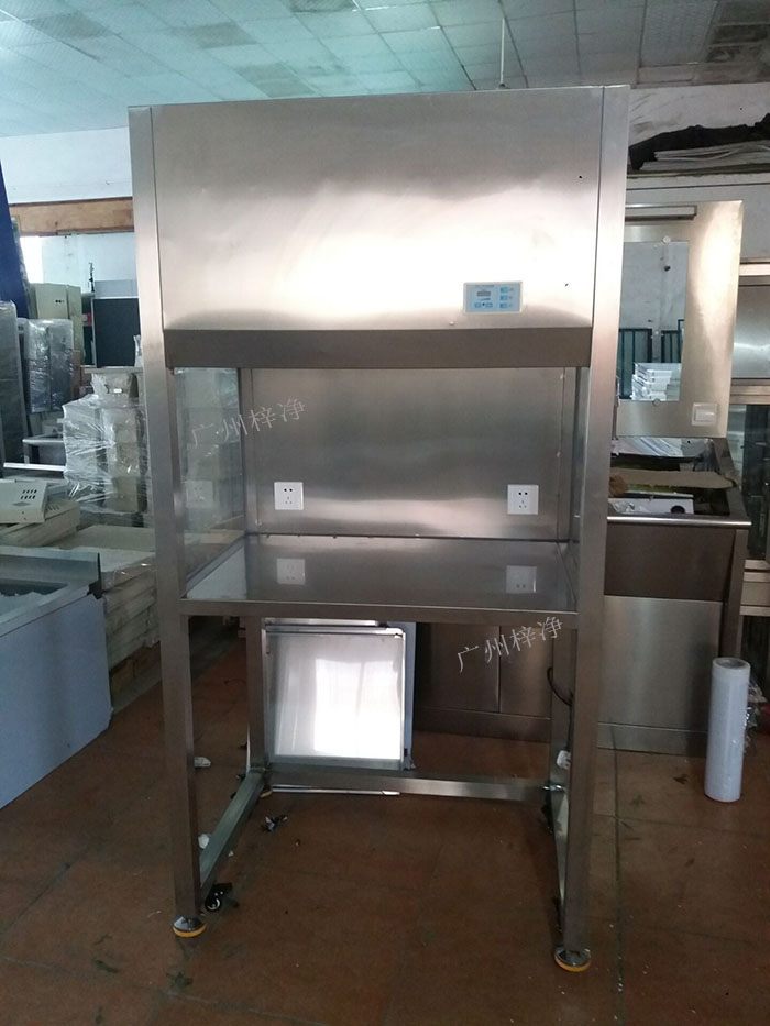 升降門超凈工作臺又稱為升降門潔凈工作臺、推拉門超凈工作臺、無菌工作臺