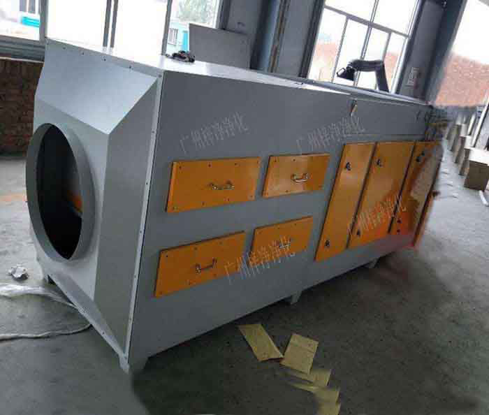 新風(fēng)柜被廣泛應(yīng)用于民用建筑的通風(fēng)系統(tǒng)中，同時(shí)還可應(yīng)用到房屋建筑的消防加壓送風(fēng)，凈化空調(diào)的增壓補(bǔ)風(fēng)等場(chǎng)合。
