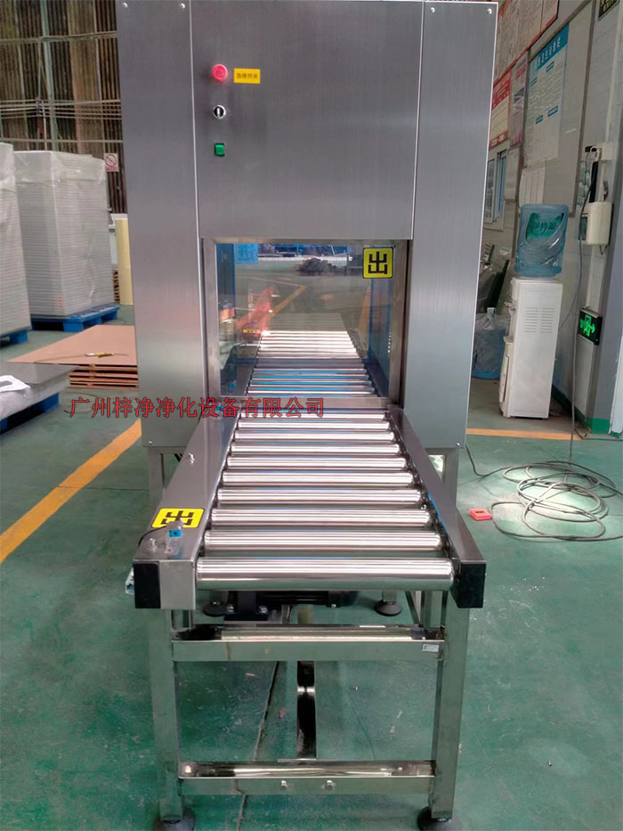 輸送帶傳遞窗的制作法于其它傳遞窗不一樣，輸送線傳遞窗下面加了條流水線，上層要傳遞貨物。