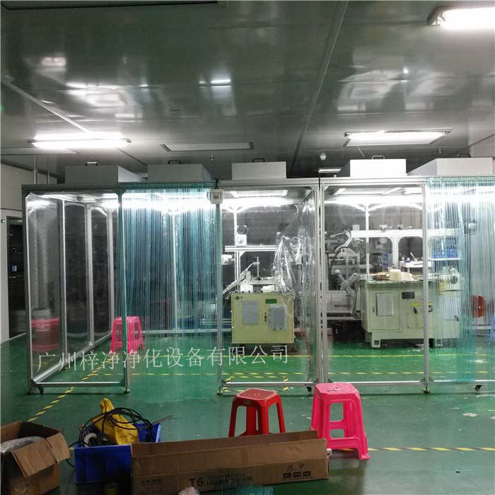 潔凈棚FFU高效過濾器長時間使用的過濾器內(nèi)部會積累大量塵埃，這些塵埃顆?？赡軙恢匦挛霛崈襞飪?nèi)，影響潔凈度。