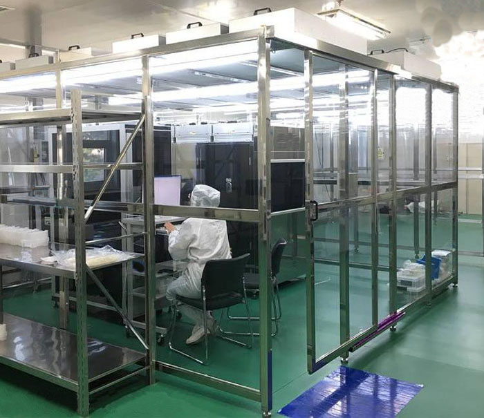 操作人員進(jìn)入潔凈棚前必須穿戴干凈的工作服、帽子、口罩、手套和鞋套，并確保個(gè)人衛(wèi)生符合要求。