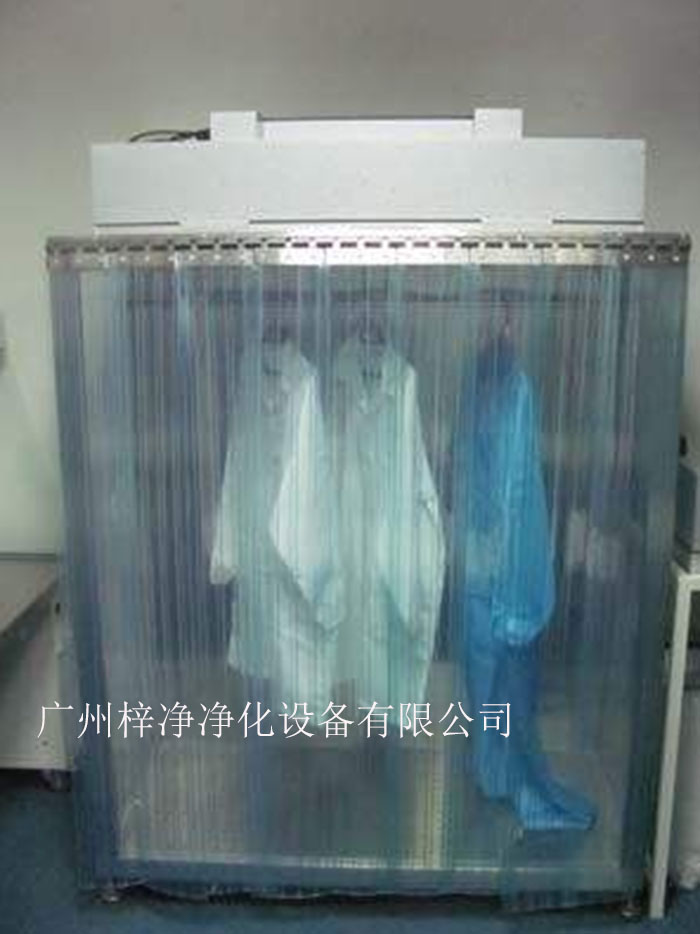 潔凈衣柜可制作為一體和分體，分體結(jié)構(gòu)為FFU+機架，在初效過濾器和高效過濾器終阻力的狀態(tài)下仍可保證風量不變。