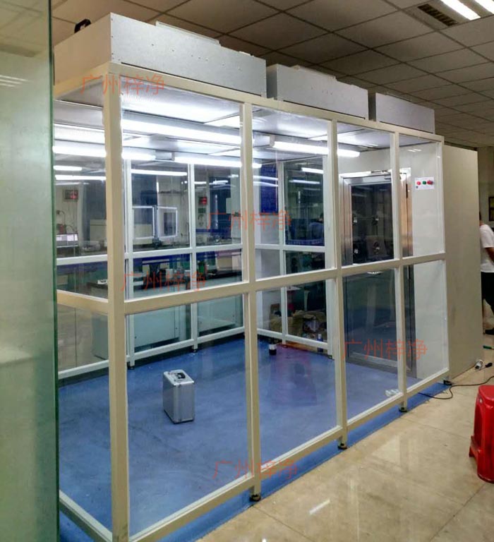 百級潔凈棚滿布FFU風(fēng)機過濾單元，滿足不同實驗對環(huán)境條件的要求。