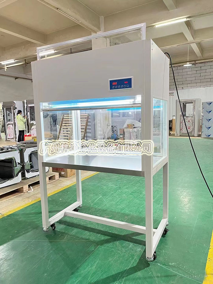 潔凈工作臺底部配備排風系統(tǒng)，通過高效過濾器凈化后的空氣從下而上流過潔凈工作臺臺面，實現(xiàn)自凈效果。